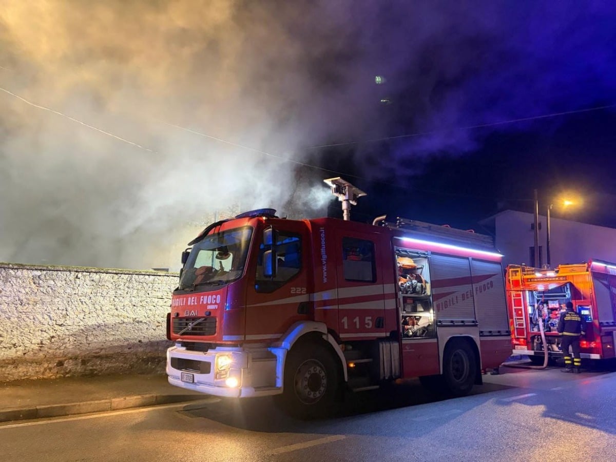 Incendio all’alba: deposito agricolo in fiamme, Vigili del fuoco al lavoro per ore - 
