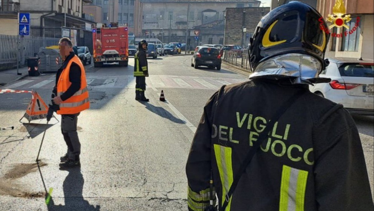 Maxi fuga di metano in strada: odore di gas per giorni, traffico in tilt - 
