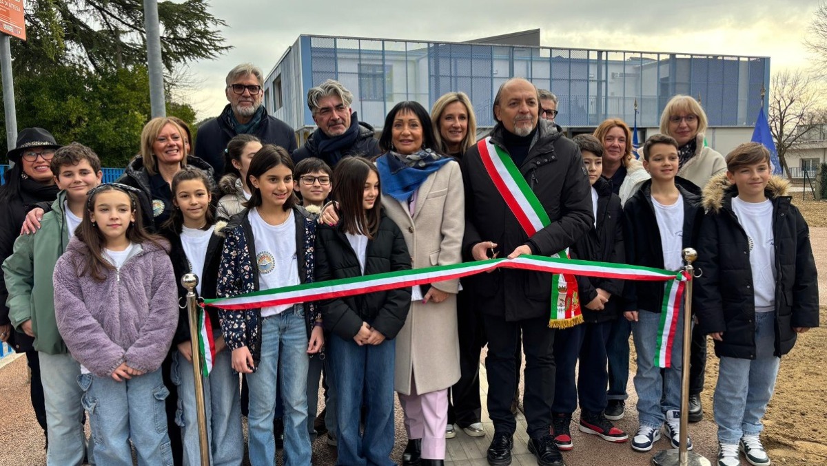 Nuova scuola “A. Cuzzi”, inaugurazione tra emozione e futuro: 14 aule green per 300 alunni - 
