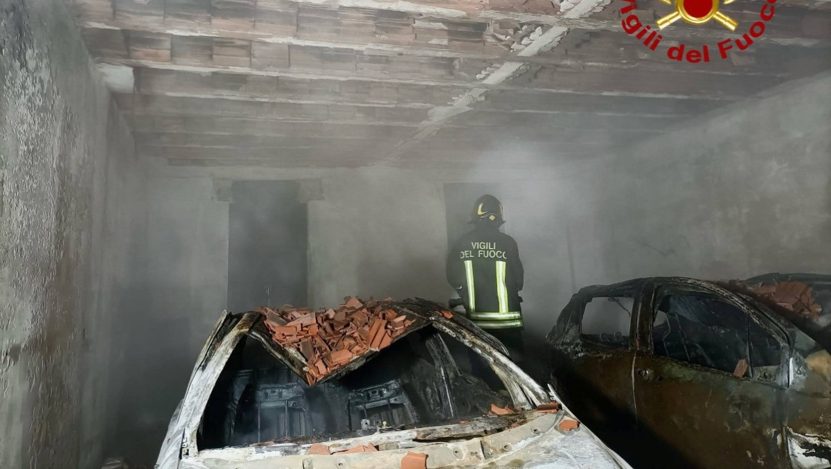 Paura nella notte, garage in fiamme: danni ingenti e due vetture distrutte