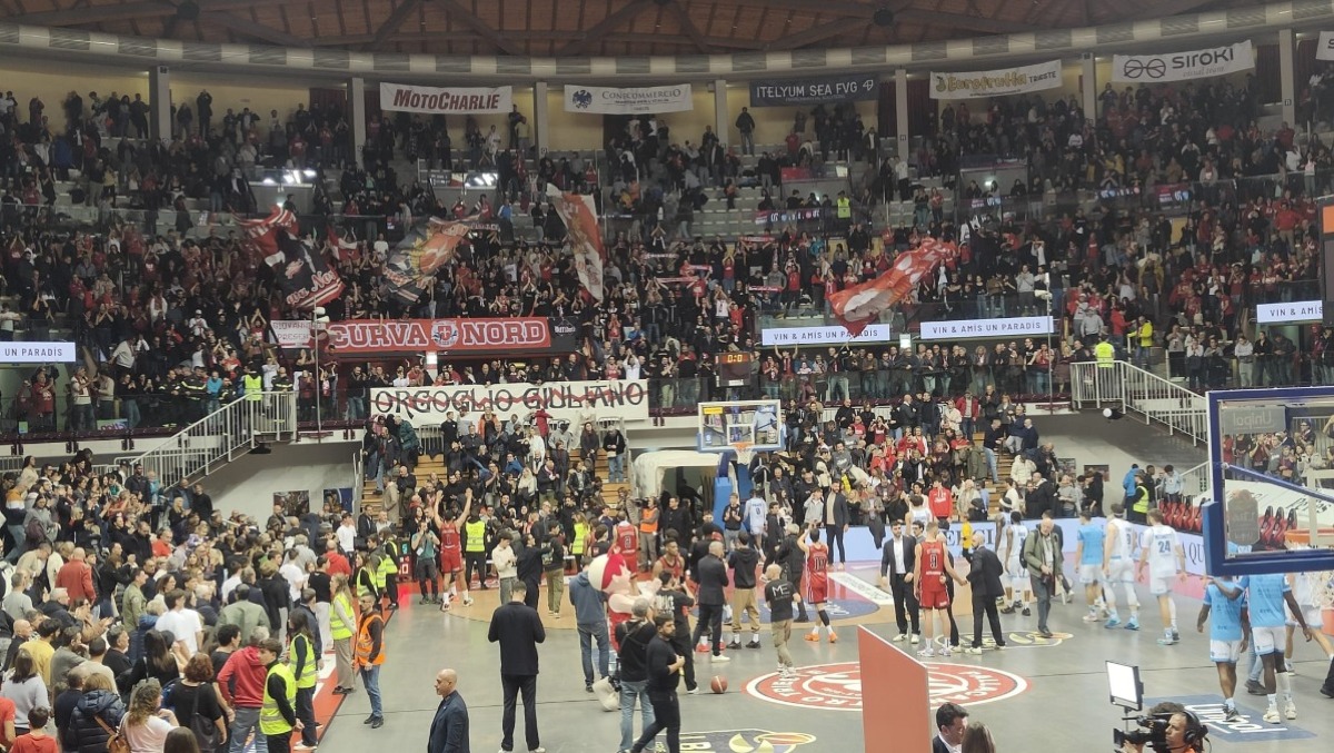 Basket, Trieste fatica ma non sbaglia: Sassari battuta 76-70 - 