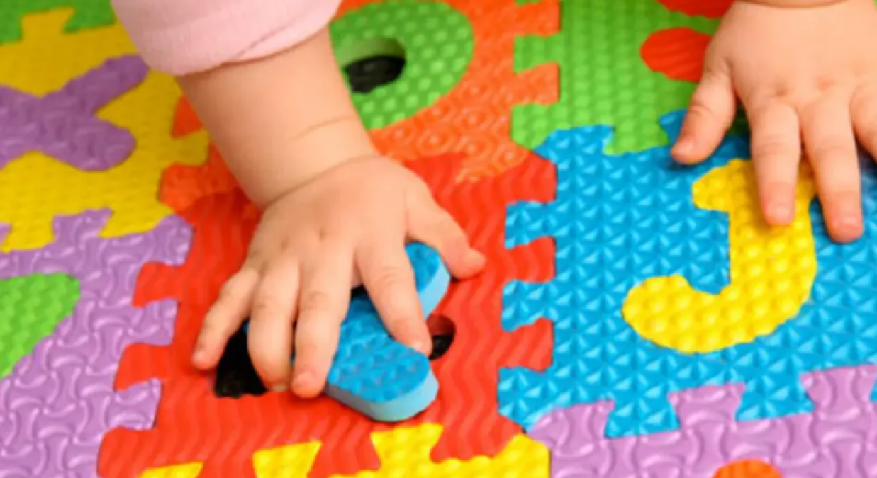 Orrore all'asilo: «Pizzicotti, strattoni e bimbi rinchiusi nel sacco per dormire per ore» - 