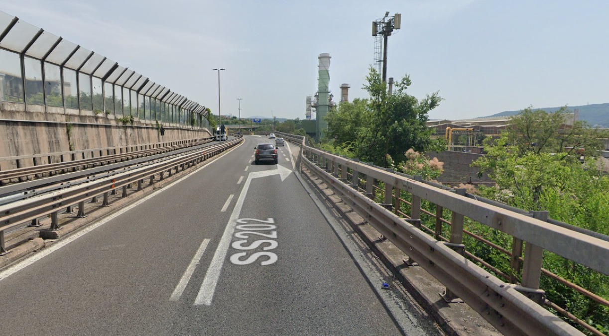«La mia vita non ha senso»: minaccia di lanciarsi dal ponte. Dopo 2 ore l’agente evita la tragedia - 