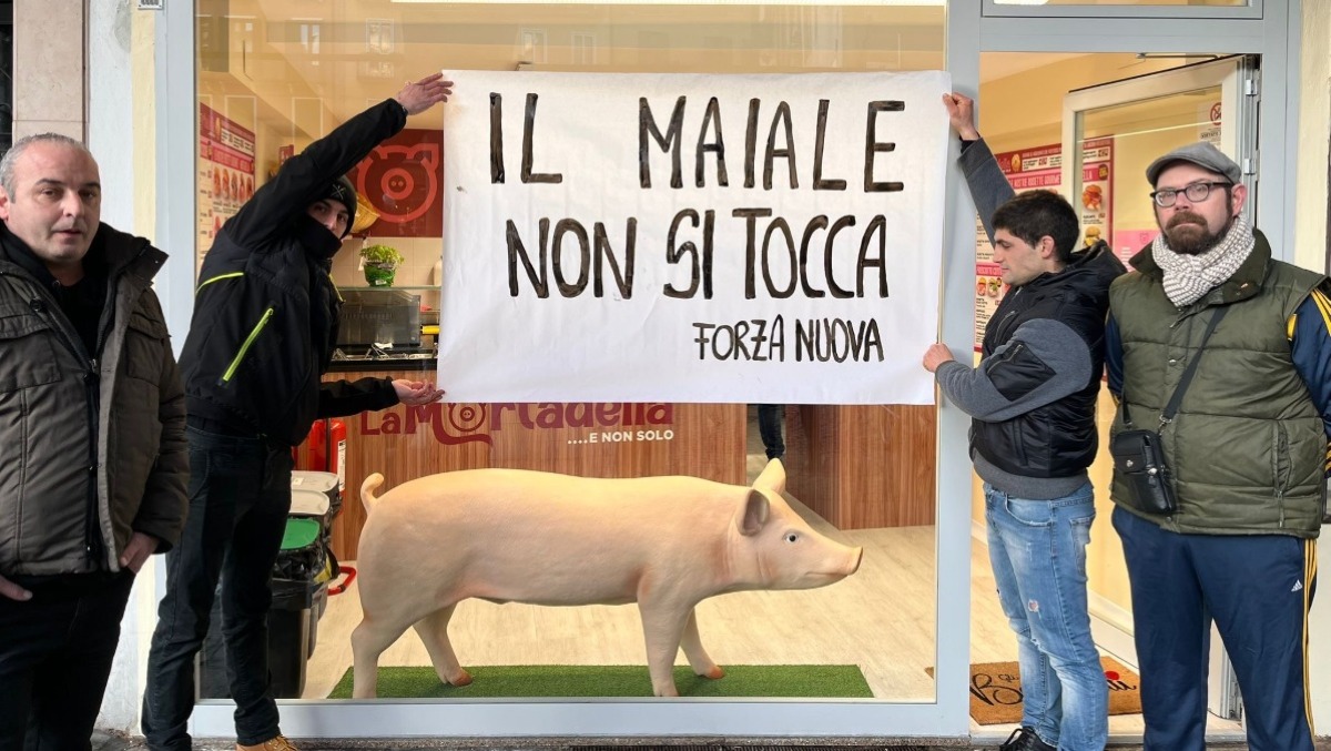 Forza Nuova in piazza: «Il maiale non si tocca». Flash mob contro la censura islamica | VIDEO - 