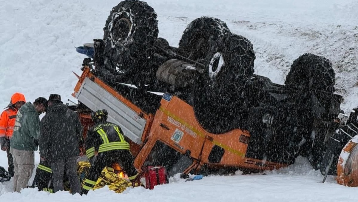 Spazzaneve si ribalta sulla ciclabile: conducente incastrato sotto il mezzo - 