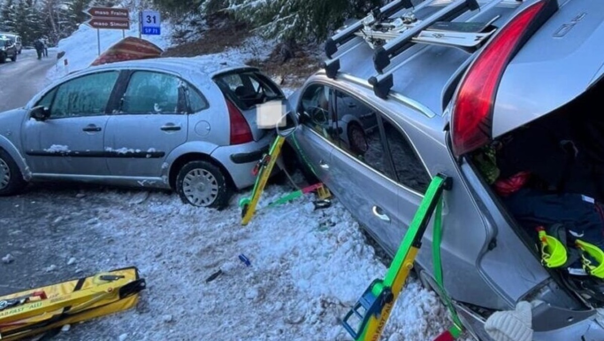 Scende dall'auto dopo lo schianto e viene investita: 19enne elitrasportata in ospedale - 
