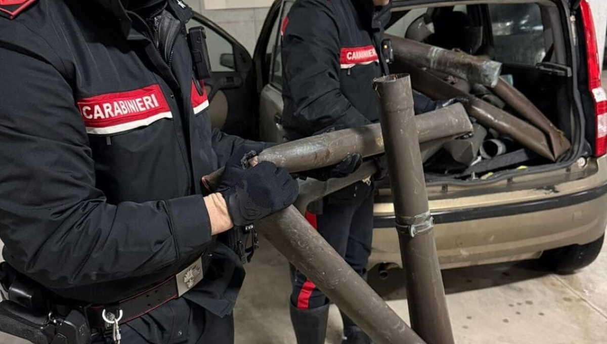 Beccati con oltre 45 chili di rame in auto dopo il colpo in casa: arrestati