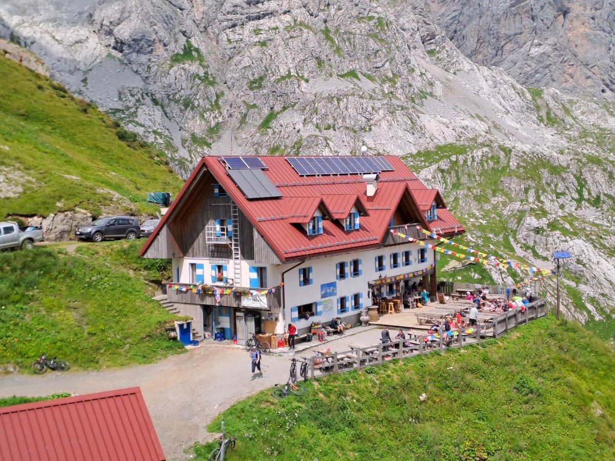 Stanchi del solito lavoro? In Friuli c’è un rifugio storico che cerca un nuovo gestore - 