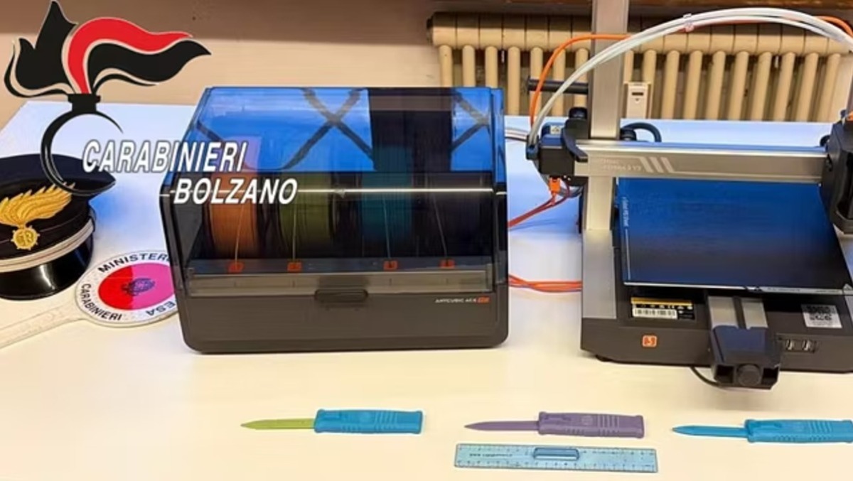 Fabbricava coltelli con la stampante 3D e li portava a scuola: denunciato minorenne - 