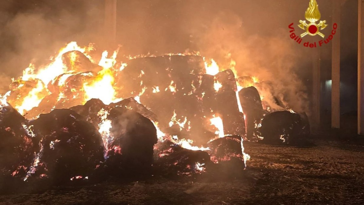 Fuoco in un fienile: 250 rotoballe in fiamme - 