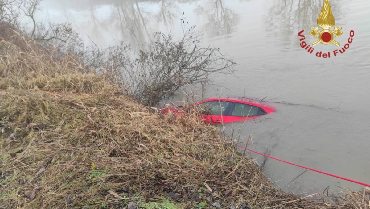Finisce fuori strada con l’auto e precipita nel fiume: «ho pensato di morire» - 