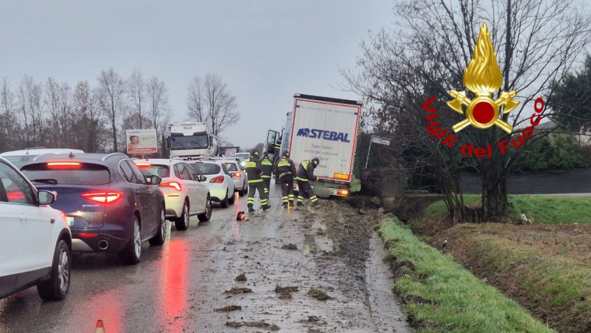 Autoarticolato finisce fuori strada, danni al manto stradale e traffico in tilt - VIDEO - 