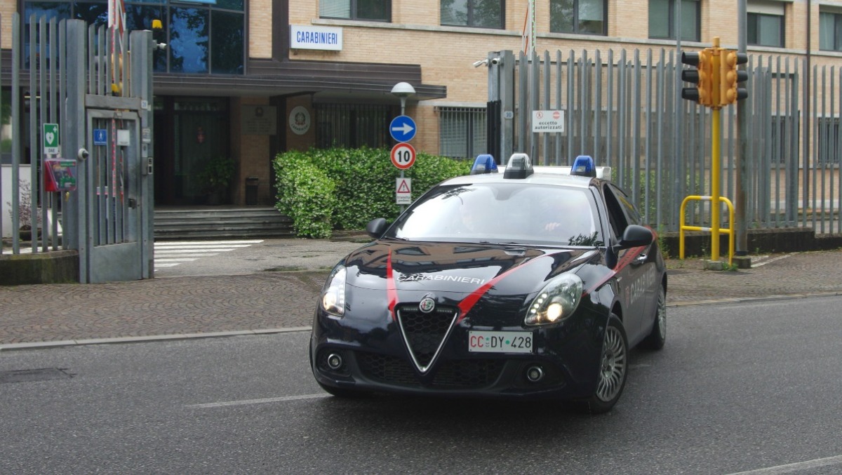 Ruba il portafoglio a un anziano in un supermercato udinese, non agiva da solo