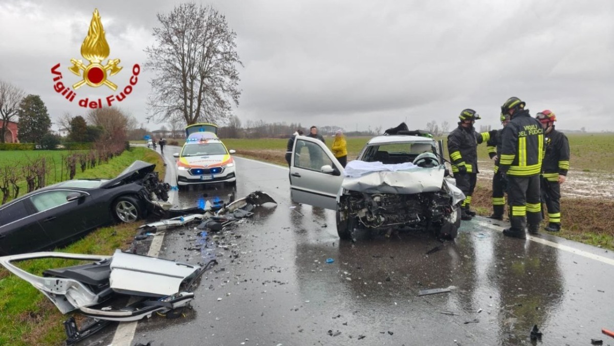 Devastante frontale tra due auto: tre feriti, uno è grave | FOTO e VIDEO - 