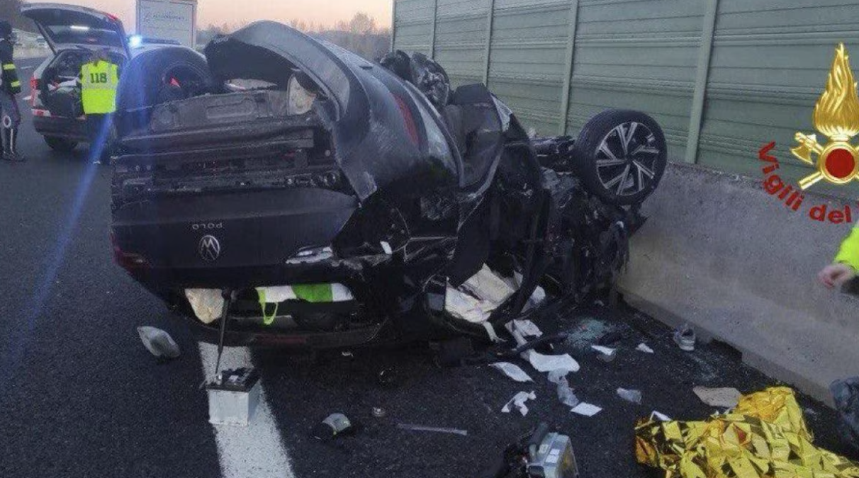 Urta un tir in autostrada e si ribalta: muore un ragazzo di 22 anni - Le immagini dell'incidente