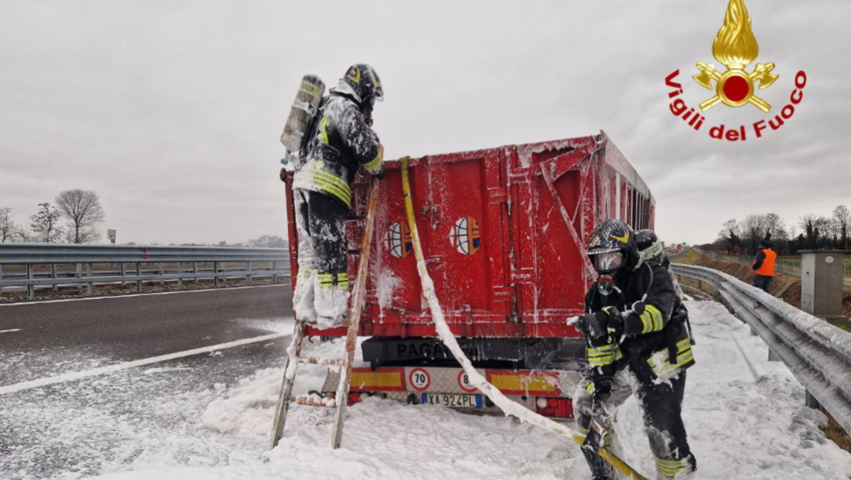 Scoppia un incendio in superstrada: autoarticolato a fuoco, corsia chiusa | VIDEO - Le immagini dei soccorsi