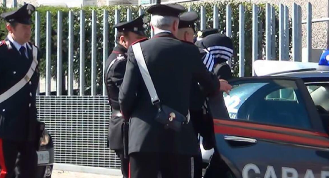 Aggressione choc: calci e pugni ai carabinieri, nemmeno il taser lo ferma - 