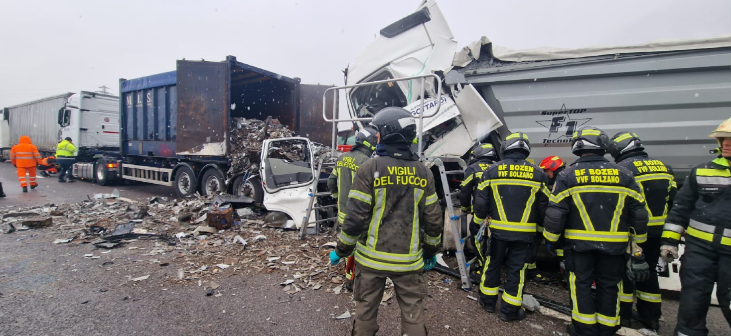 Tremendo incidente in autostrada: fino a 20 chilometri di coda | FOTO - Le immagini dell'incidente