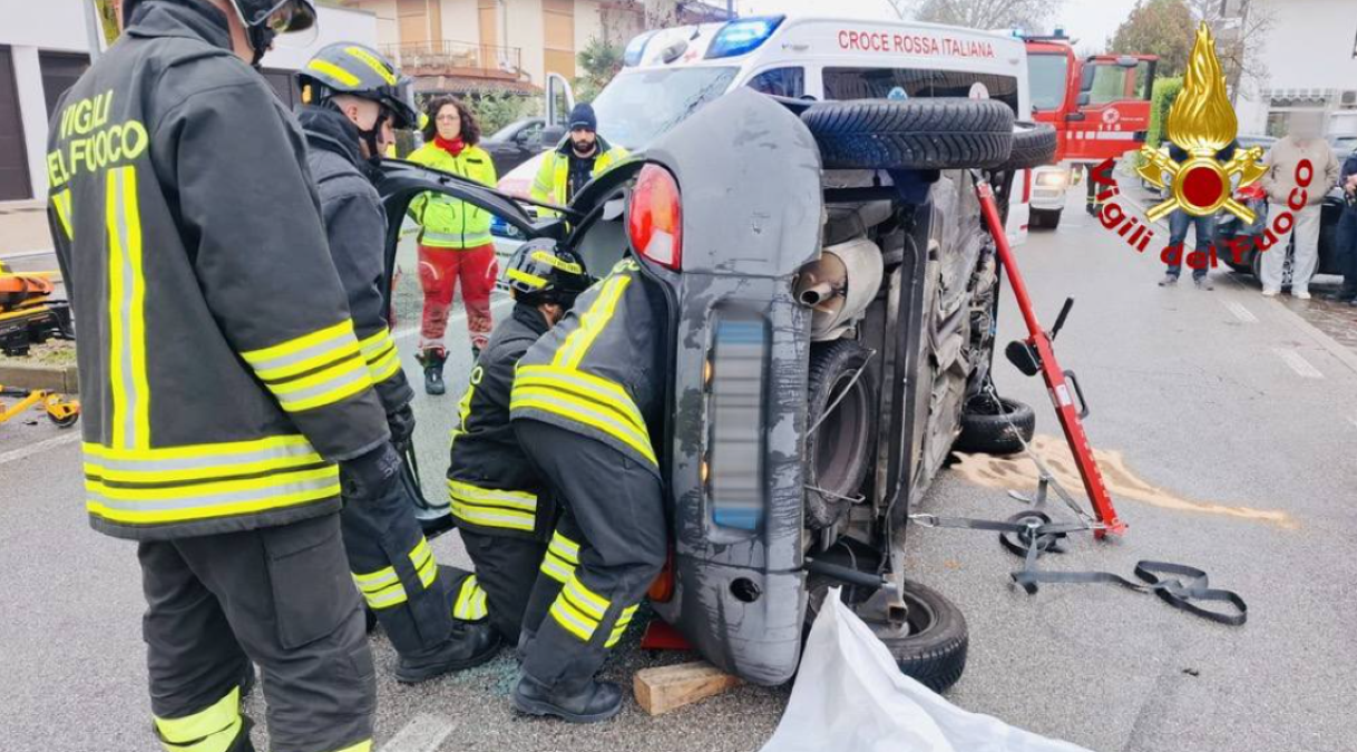 Incidente stradale, auto finisce ribaltata: conducente intrappolato - 