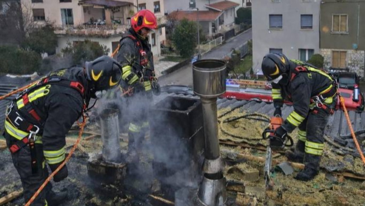Fiamme sul tetto di una casa: intervento flash dei pompieri - 