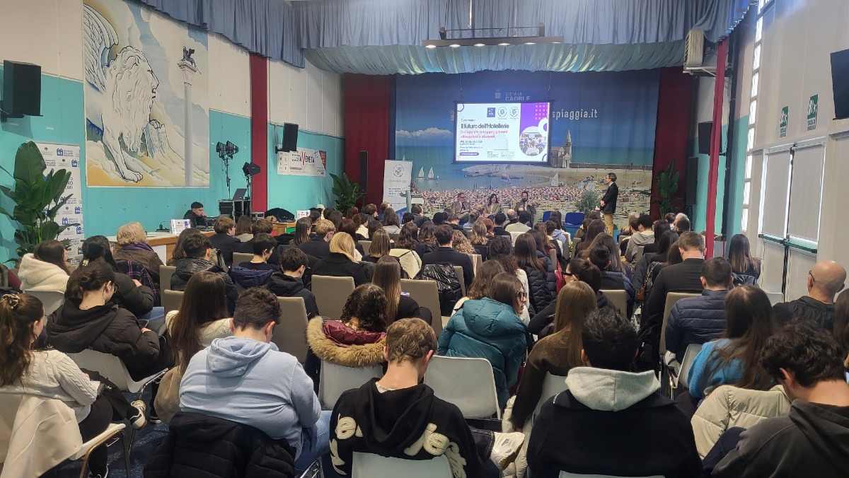 Turismo e giovani, Lorenzoni: «Serve un legame più forte tra scuola e impresa» | VIDEO - 