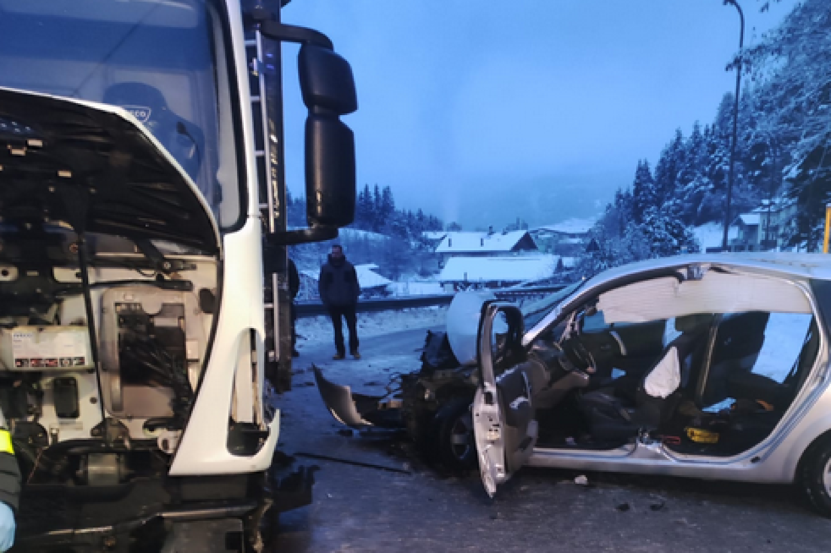 Pauroso scontro auto-camion: due feriti, uno è grave - 