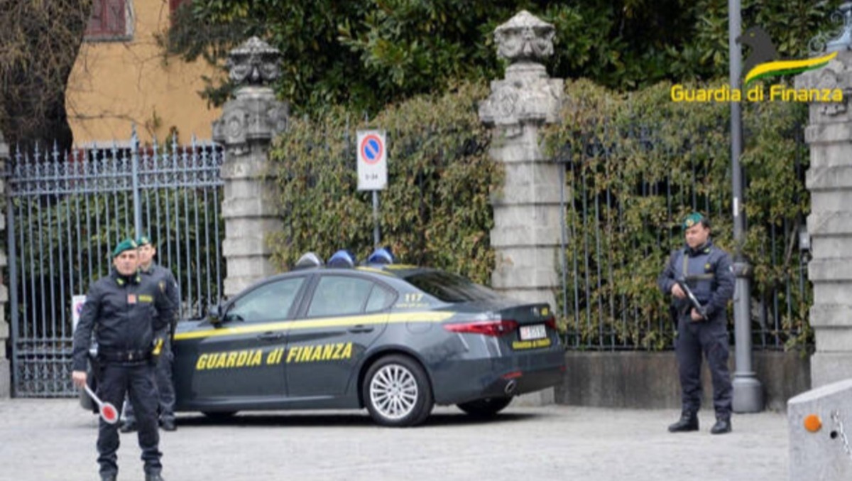 Sequestrato capannone tessile e denunciato il titolare dell'azienda: cos'è successo - 