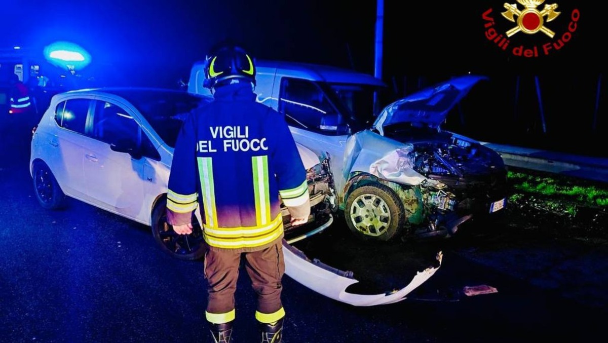 Violento frontale tra due auto: conducenti intrappolati tra le lamiere - 