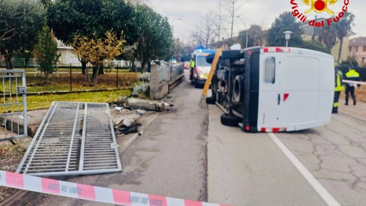Furgone sfonda una recinzione e finisce ribaltato: conducente estratto dall'abitacolo | FOTO - 