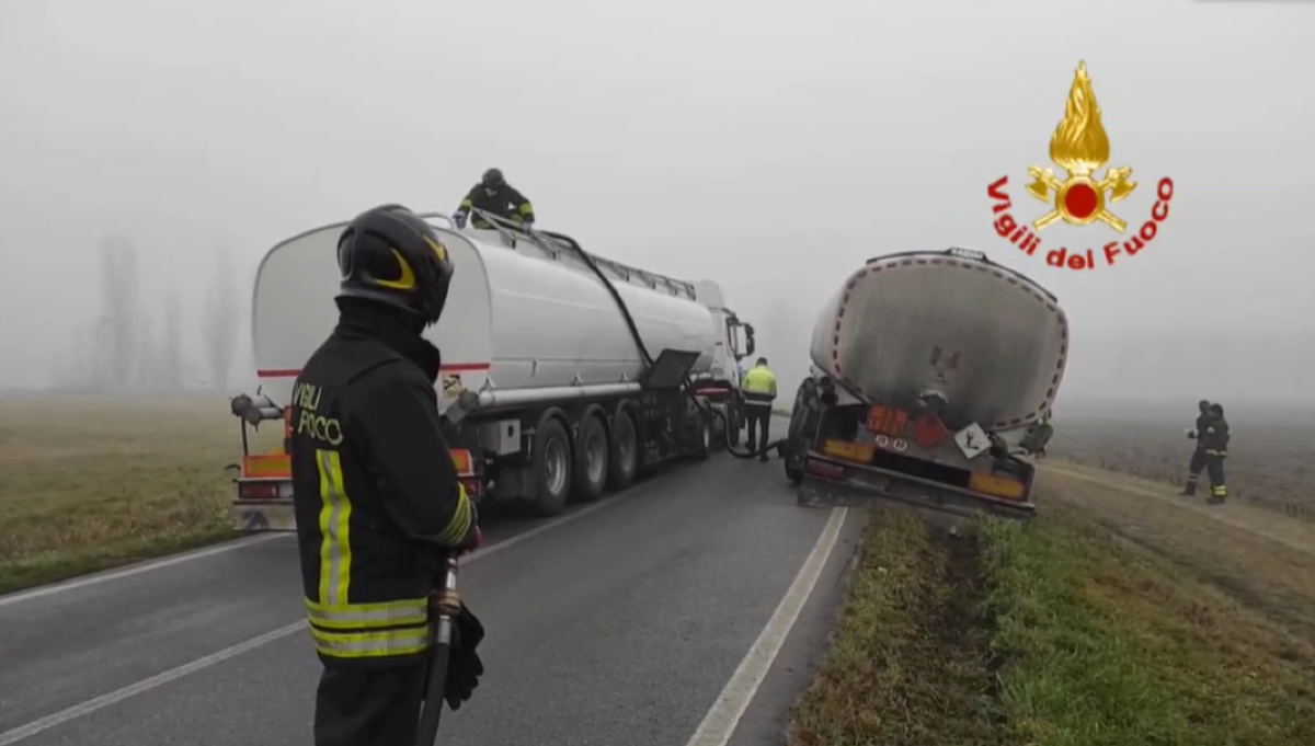 Autocisterna carica di carburanti esce di strada: complesse operazioni di travaso | VIDEO - 