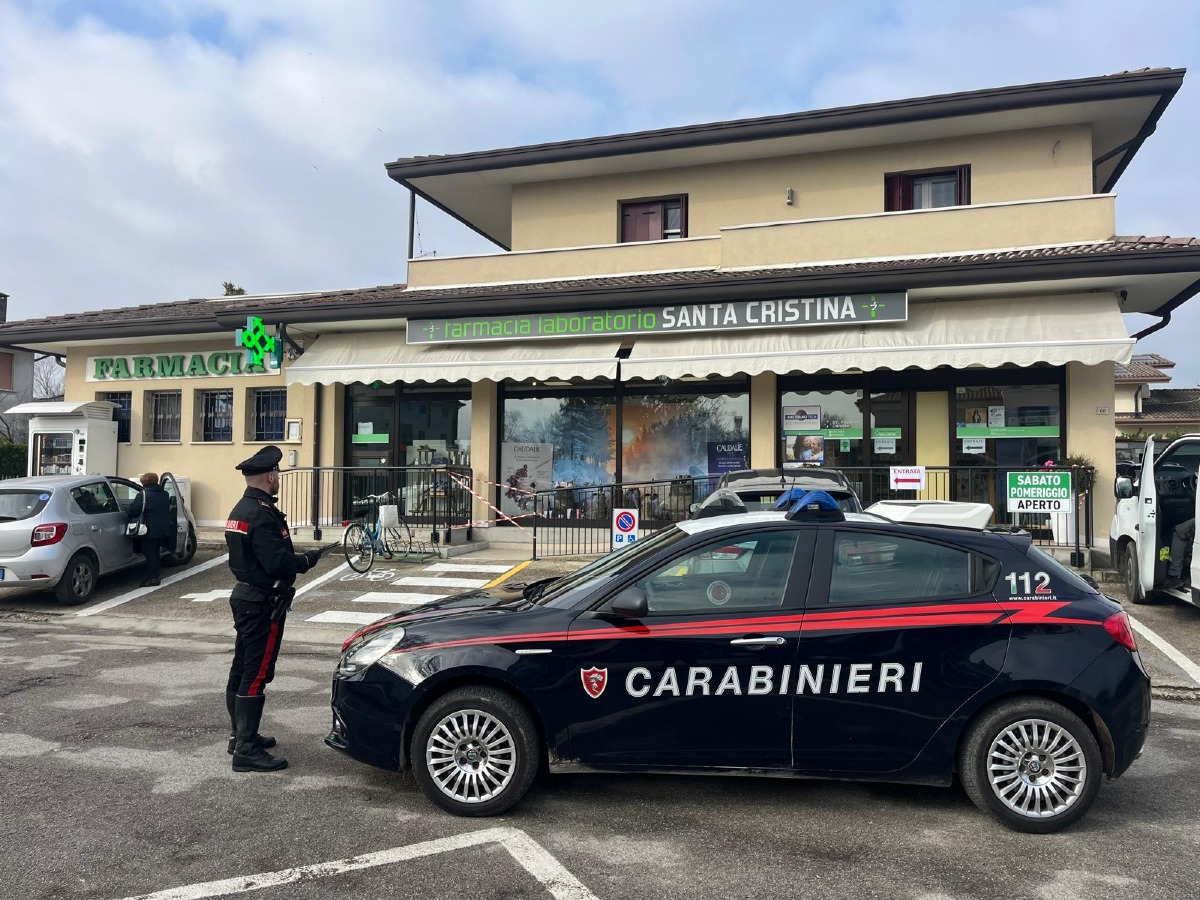Spaccata nella notte in farmacia con un'ascia: 32enne arrestato dopo la fuga in bicicletta - 