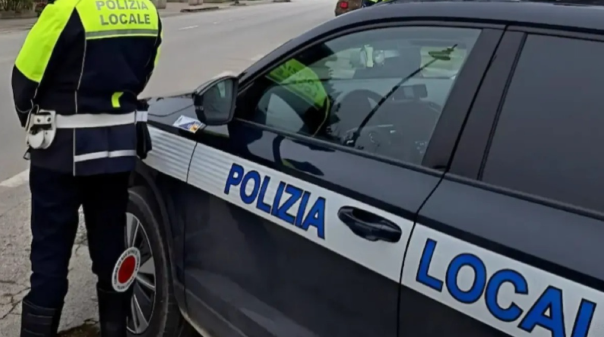 Provoca un incidente e fugge, ma viene beccato: «Sì, sono stato io. Ero in ritardo per lavoro» - 