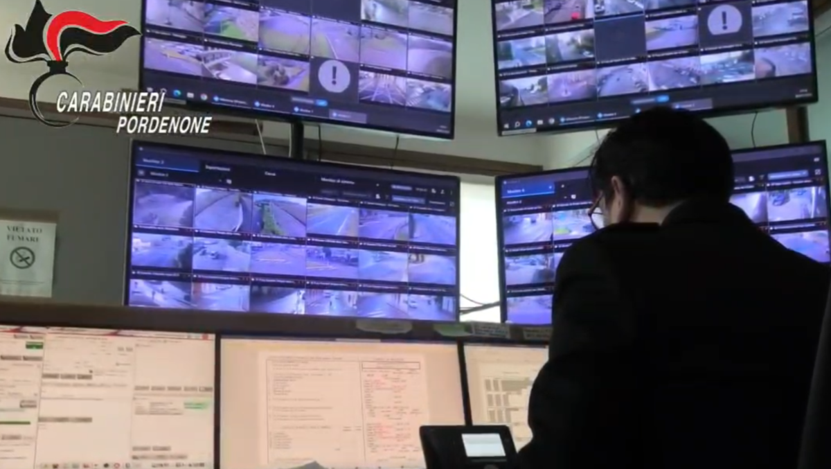 "Non ho niente da mangiare e nessuno che mi aiuti": l'intervento dei Carabinieri - VIDEO - 