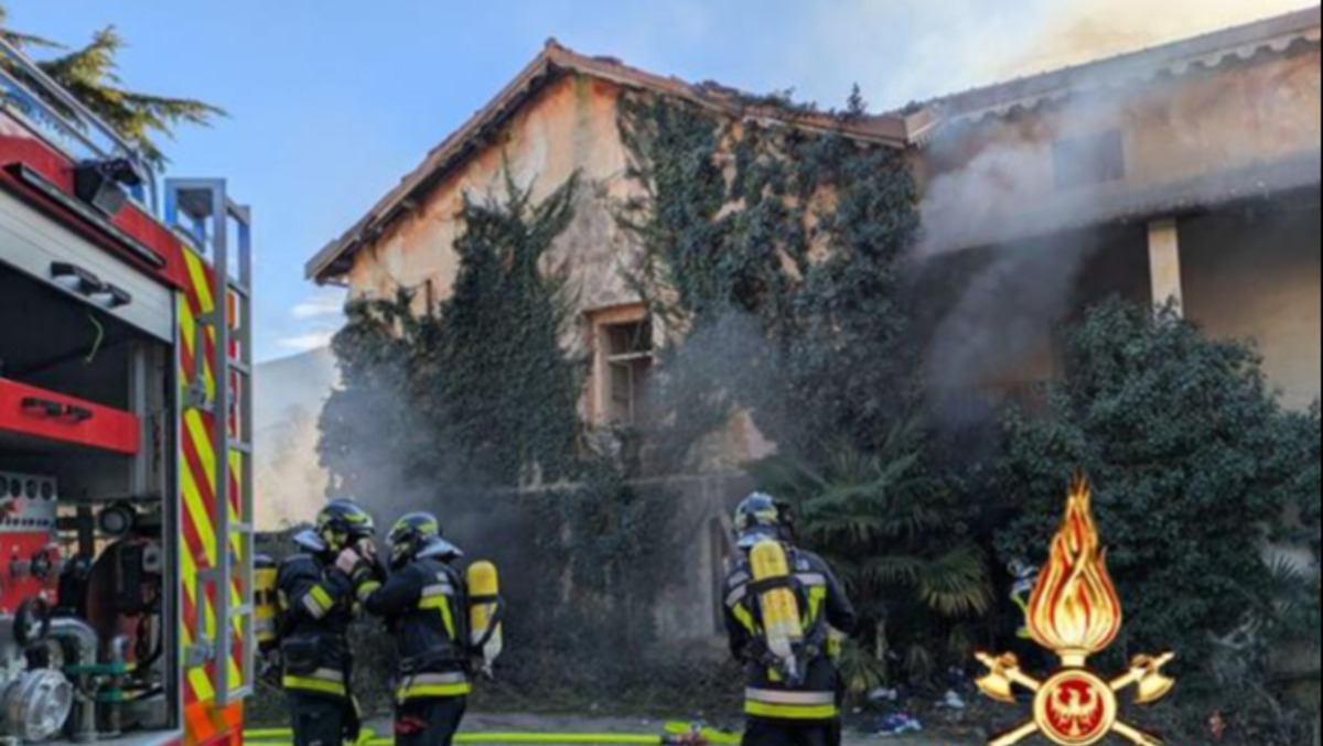 Fiamme alte e fumo visibile a distanza, incendio in un'abitazione: intervento con 15 pompieri - 