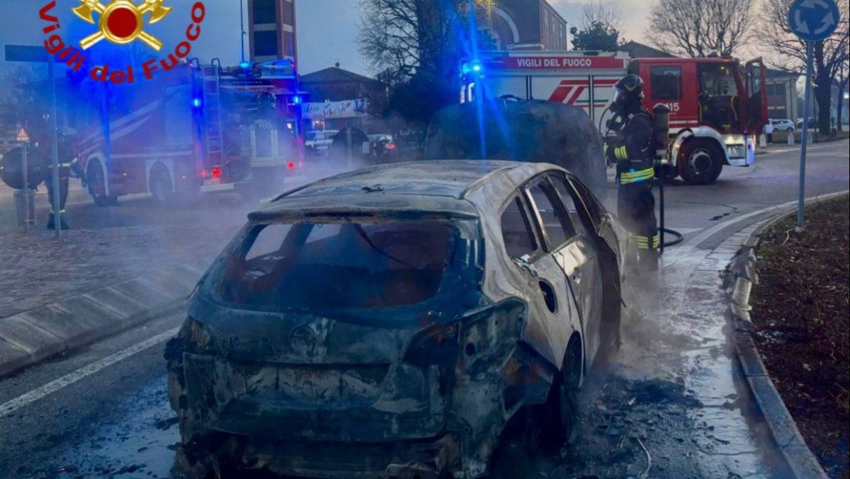 Auto a GPL in fiamme: prende fuoco nella rotatoria davanti alla chiesa - 