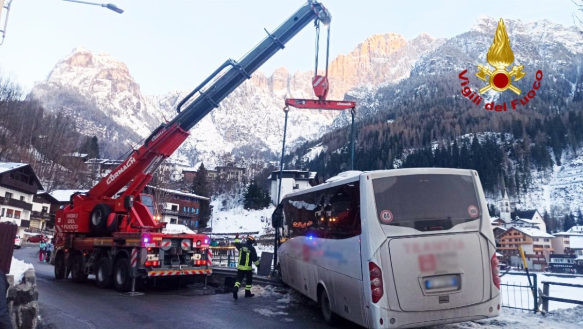 Paura sulla SR203, mezzo fuori controllo esce di strada: intervento dei pompieri con autogru - 