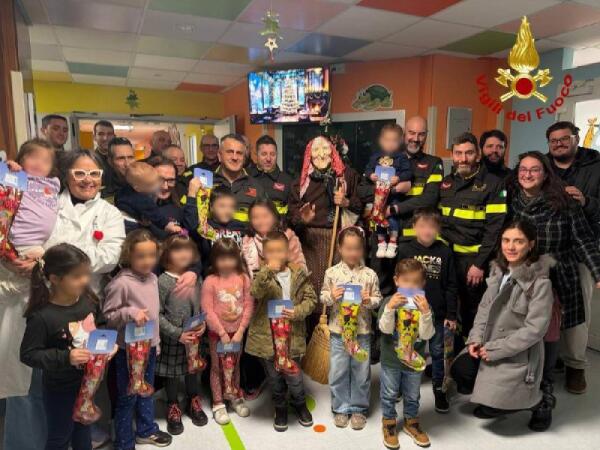 Vigili del fuoco e Befana in corsia: sorrisi e calze nei reparti pediatrici
