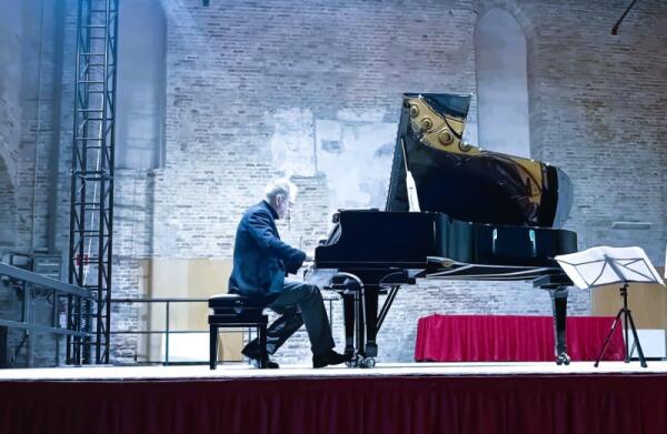 Da Vivaldi ai Queen: Chioggia applaude il viaggio musicale di Rolfini e Montanari