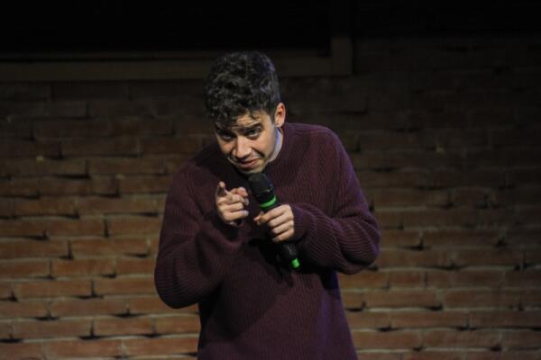 Stand up comedy senza filtri: Simone Luzi sul palco dell’Avogaria