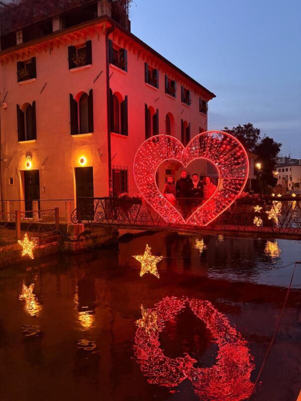 Treviso Ama accende la città fino a San Valentino con percorsi, benessere e cuori luminosi