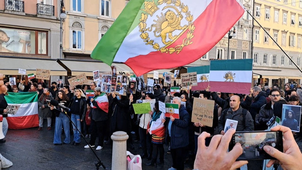 In piazza a Trieste per la libertà in Iran. «Non lasciamo soli i giovani che chiedono libertà» - 