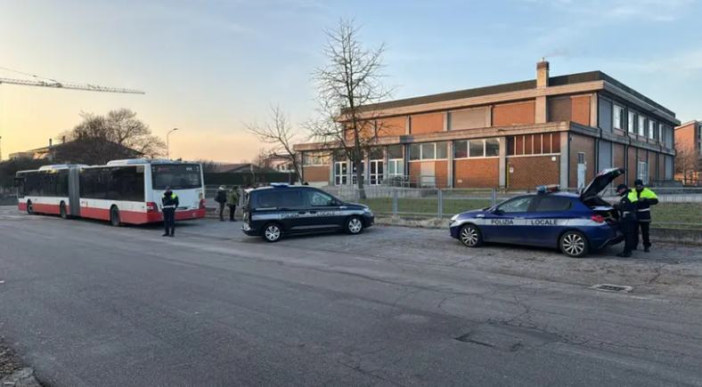 La Polizia locale sul posto (ANSA)