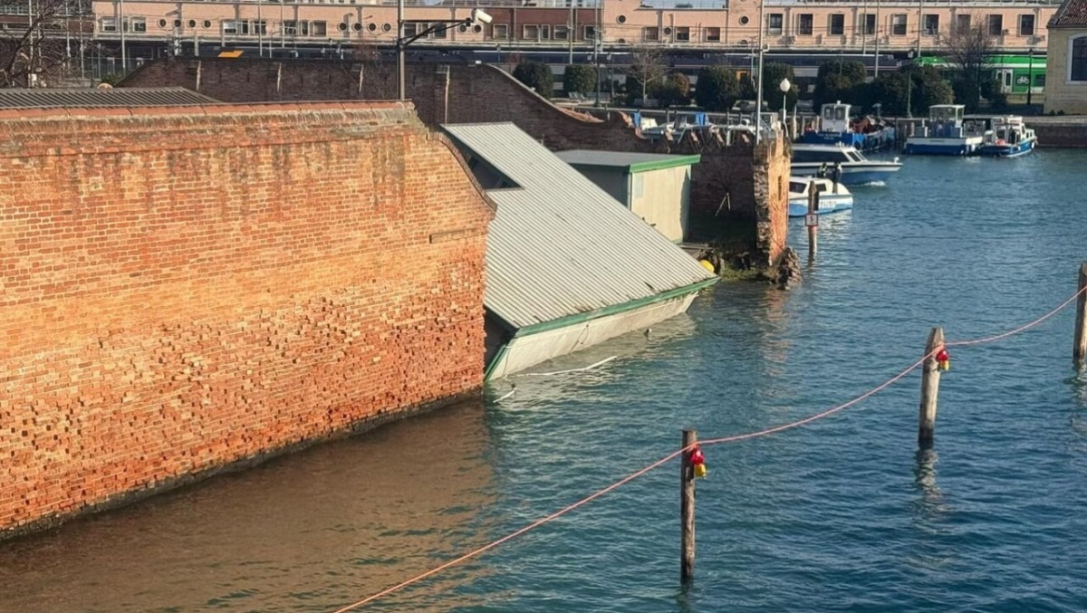 Crolla il muro della Questura di Venezia, poi la voragine: in acqua i mezzi nautici della Polizia - 