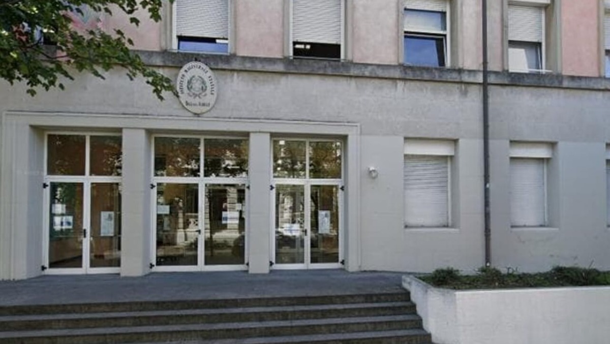 Scatta l'allarme antincendio, liceo evacuato: la preside valuta la denuncia penale - 