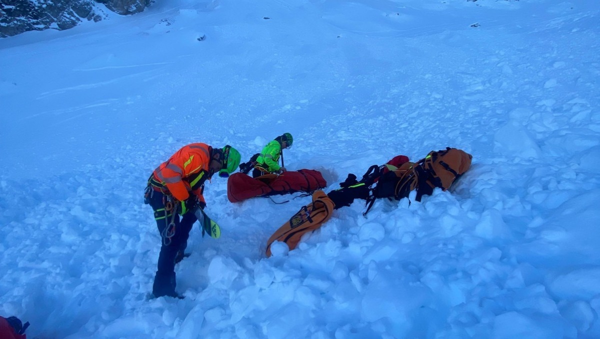 Valanghe tra Friuli e Veneto: finora un escursionista estratto dalla neve, proseguono le ricerche   - 