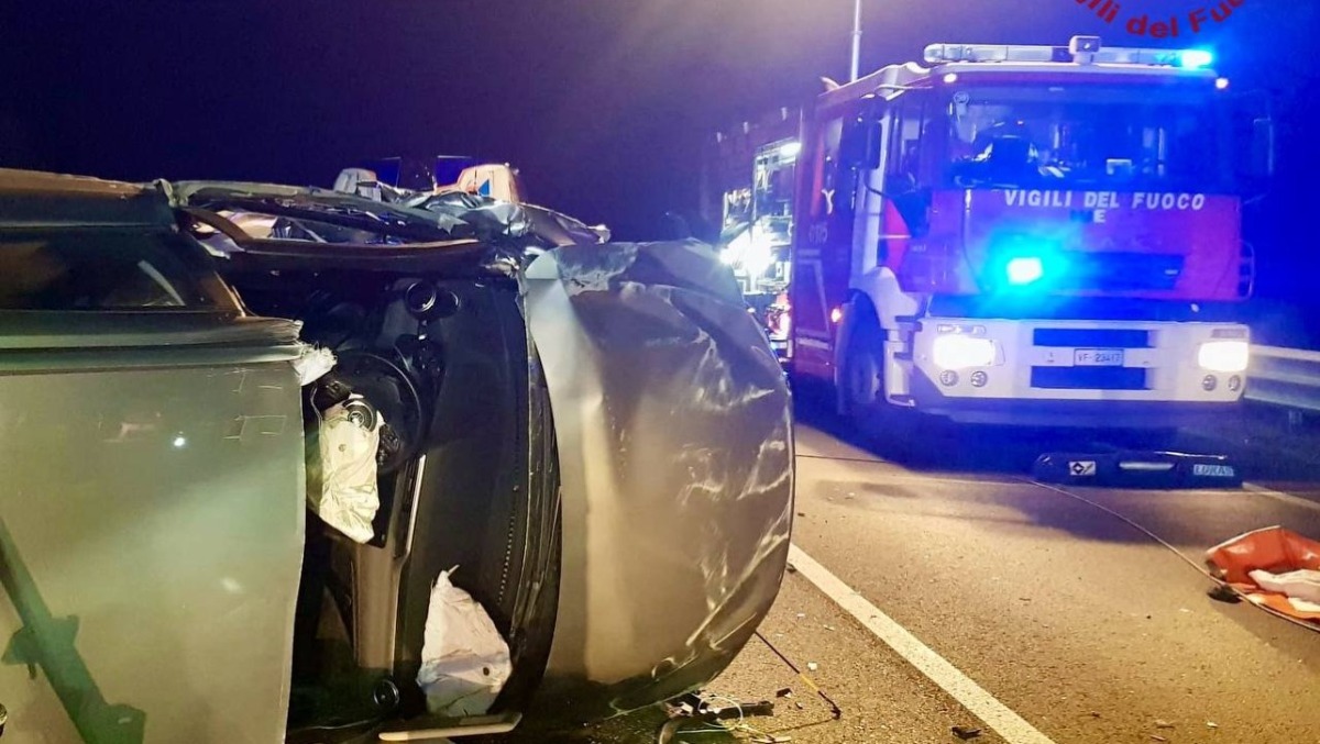 Tremendo scontro tra due auto nella notte: conducenti feriti, uno in codice rosso - 