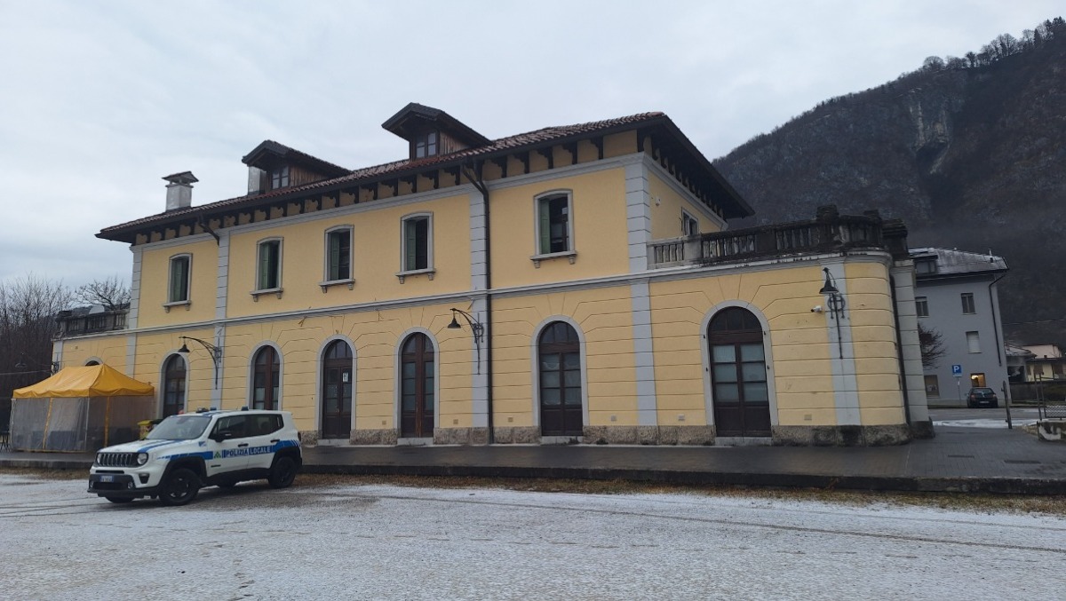 Gettavano l'immondizia nella scarpata a Raveo: denunciati, dovranno ripulire 