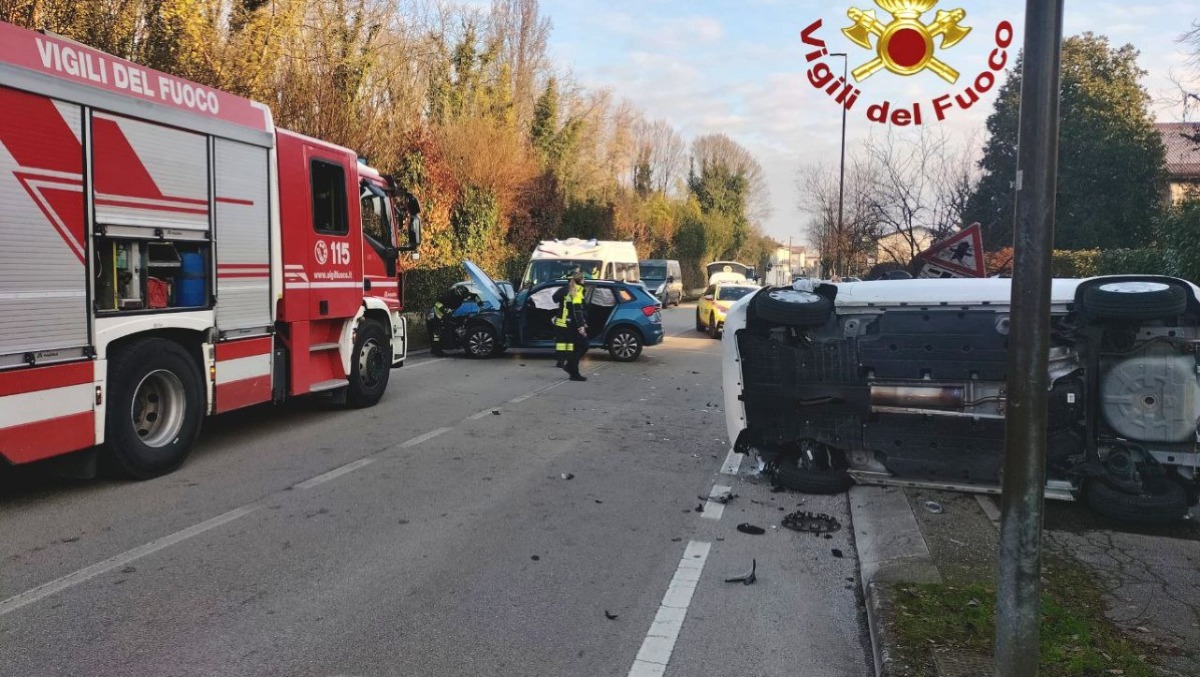 Violento scontro tra due auto, una finisce ribaltata: un ferito - 
