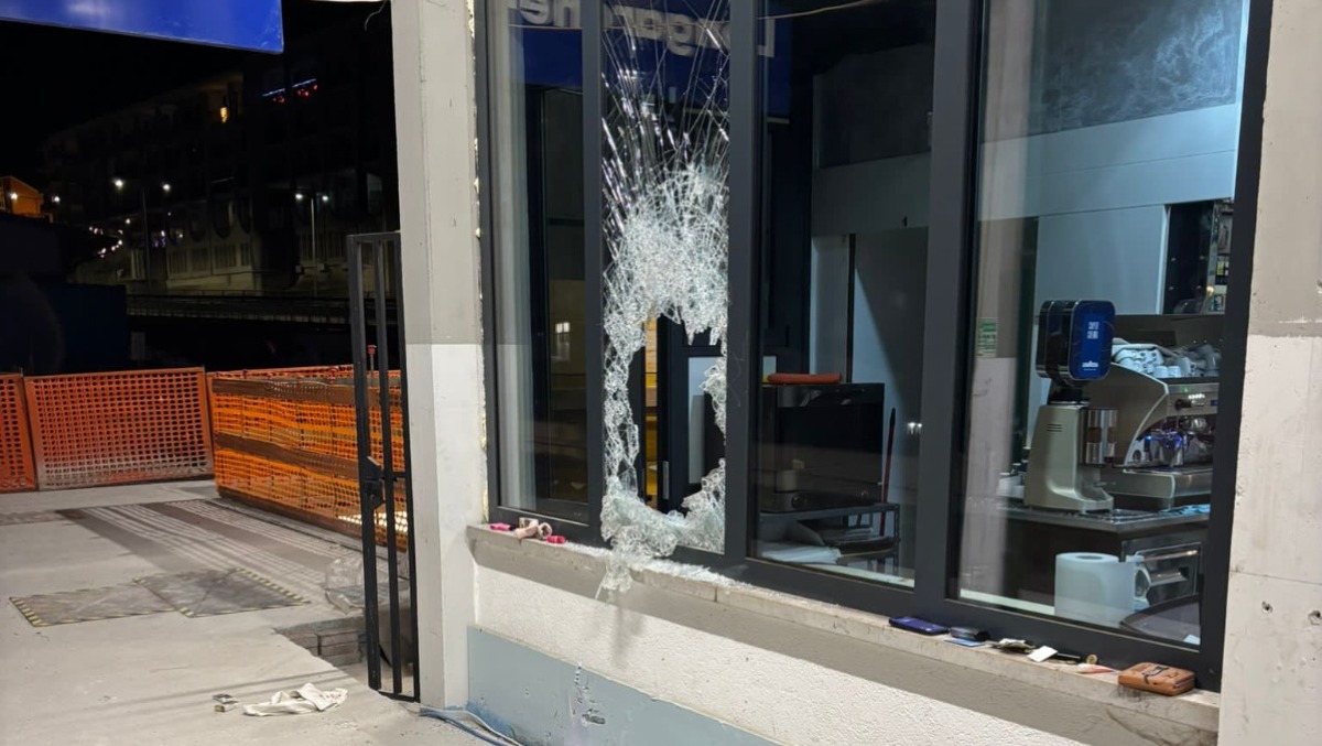 Spaccata col piccone e aggressione per rubare sigarette e liquori: Daspo per le due minori - 