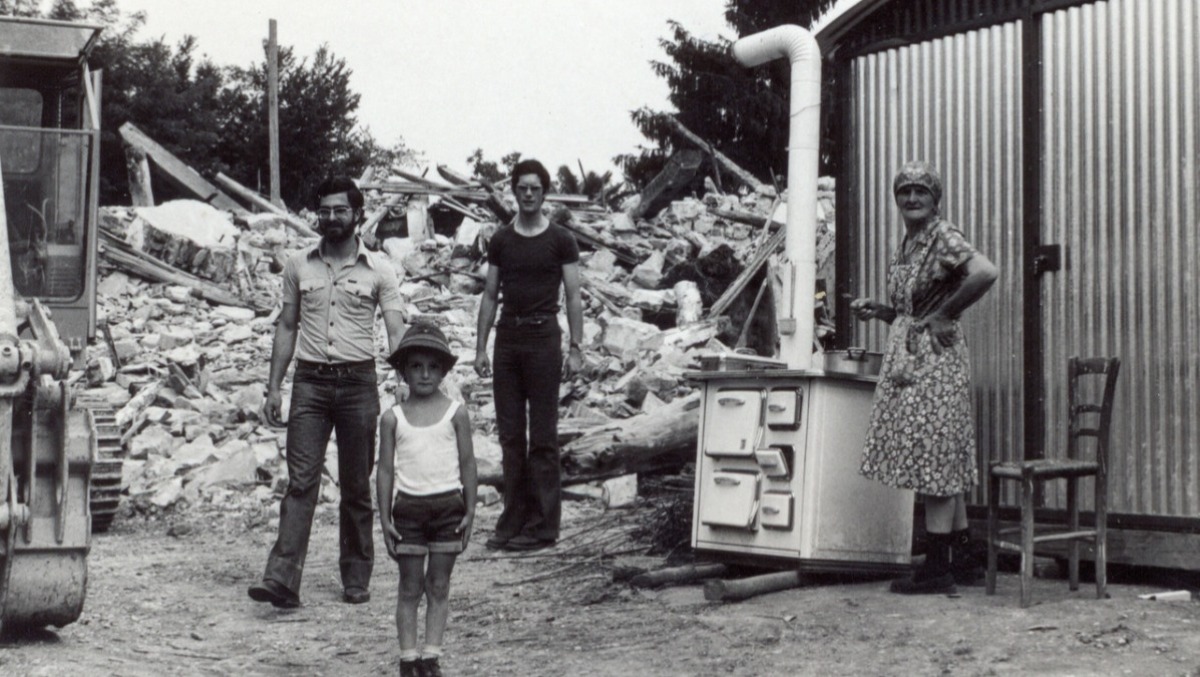 “Prima le fabbriche, poi le case, poi le chiese”, la serie che racconta il terremoto del 1976 - 